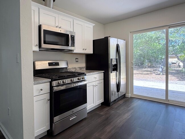 Building Photo - 244 Greenbrier Dr NE