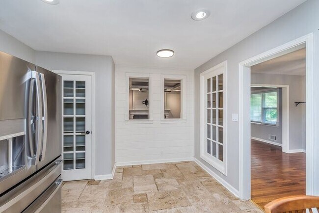 Building Photo - Fantastic 4 Bedroom Home In Great North Indy Location!