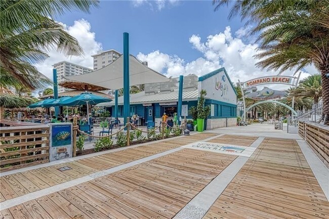 Building Photo - 2601 S Palm Aire Dr