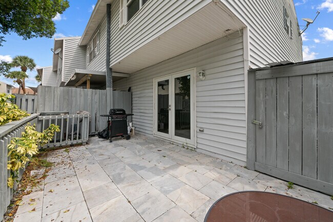 Building Photo - 1843 NE 15th Ave
