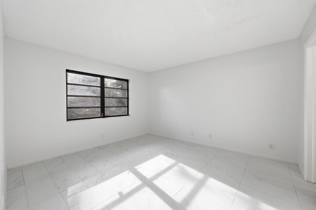 Building Photo - 4700 Lucerne Lakes Blvd W