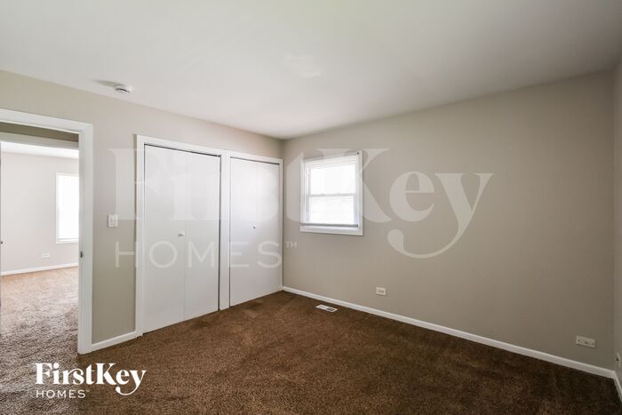 Building Photo - 1493 Glen Ellyn Rd