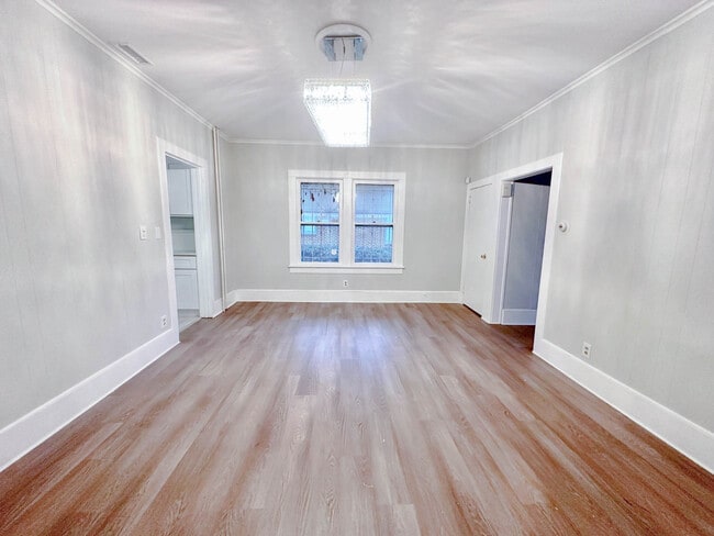 Building Photo - 420 W Chestnut Ave