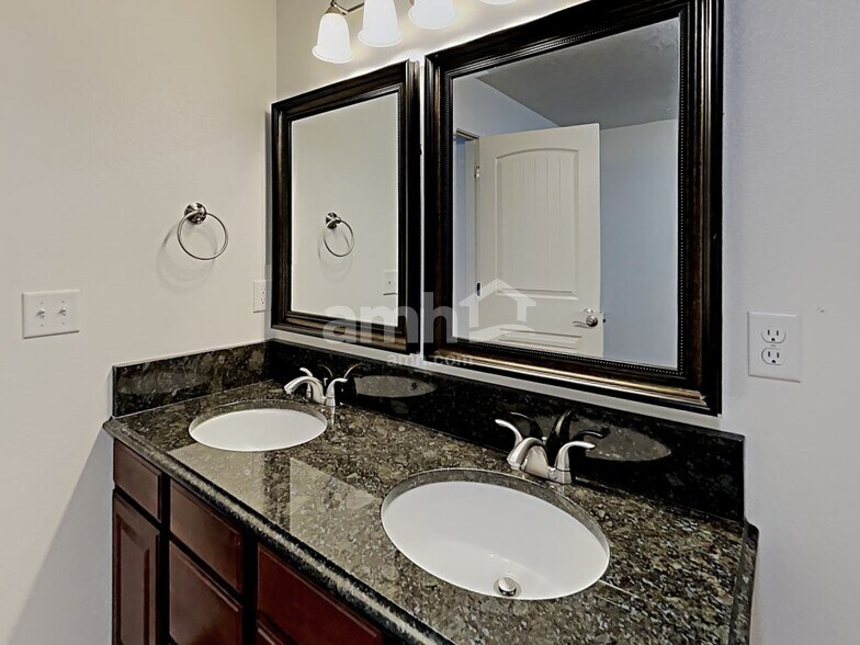 Building Photo - 2551 N Hose Gulch Ave