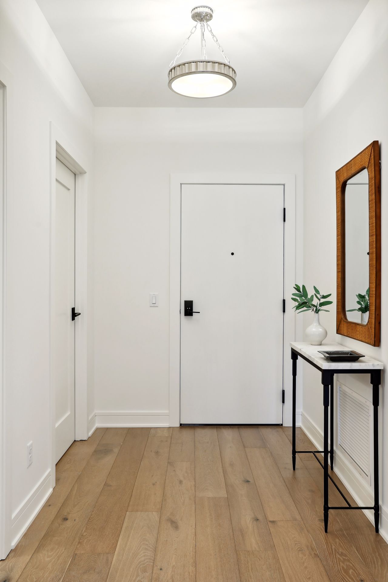 Step into the inviting entryway - 511 2nd St