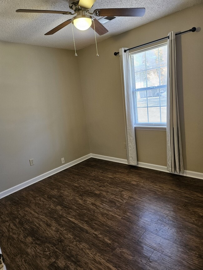 Building Photo - 104 Spring Hill Dr