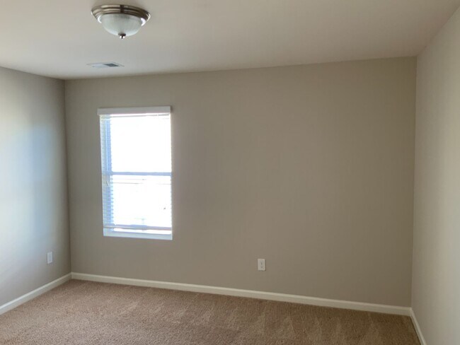 Building Photo - Chelsea Reserve  4 BR / 2.5 Ba / 2 family Room / 2 stories