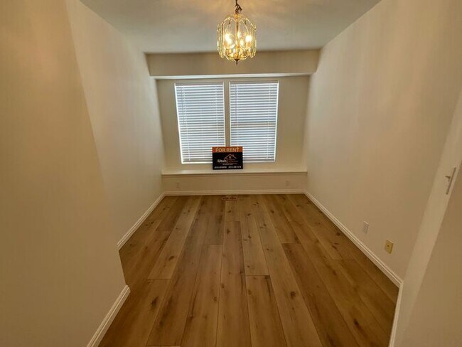 Building Photo - 4 bdrm 3 bth Home 2 Car Garage- HOA with Pool