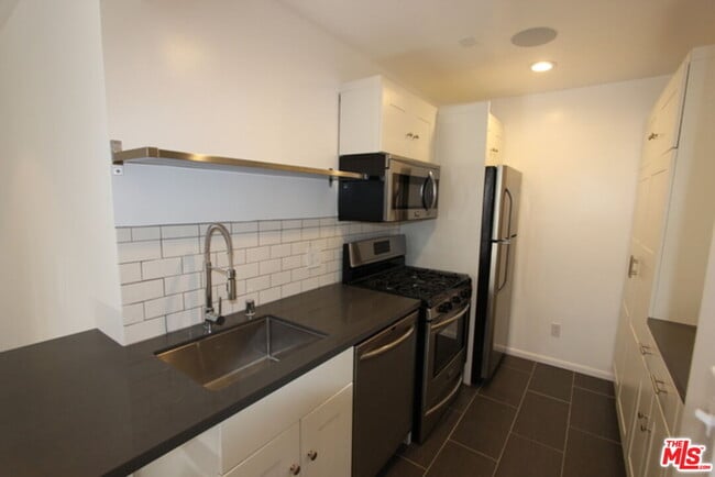 Building Photo - 408 Pershing Dr