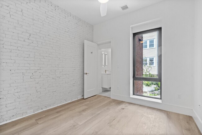 Building Photo - 1572 Beacon St