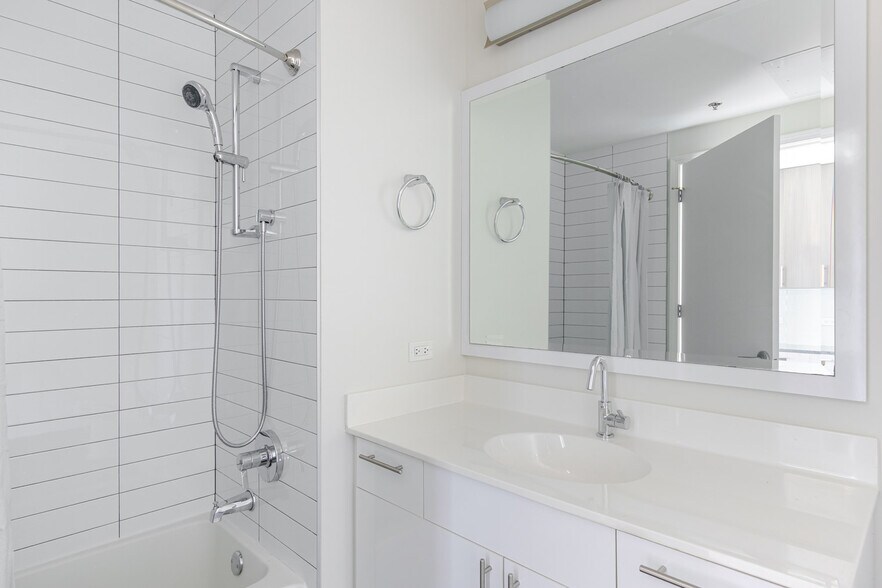 Building Photo - 211 W Scott St