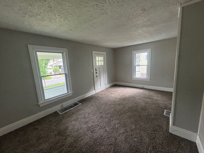 Building Photo - Charming 3-Bedroom Property in Prime Location