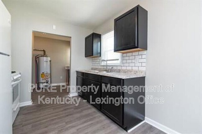 Building Photo - 817 Marcellus Dr