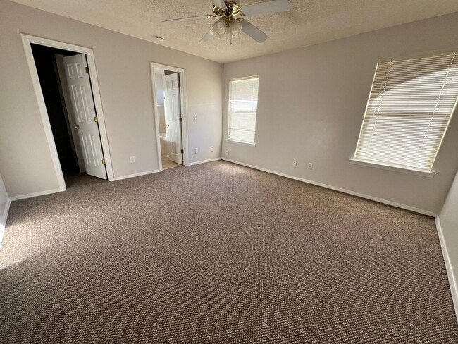 Building Photo - PRICED TO RENT QUICKLY !!