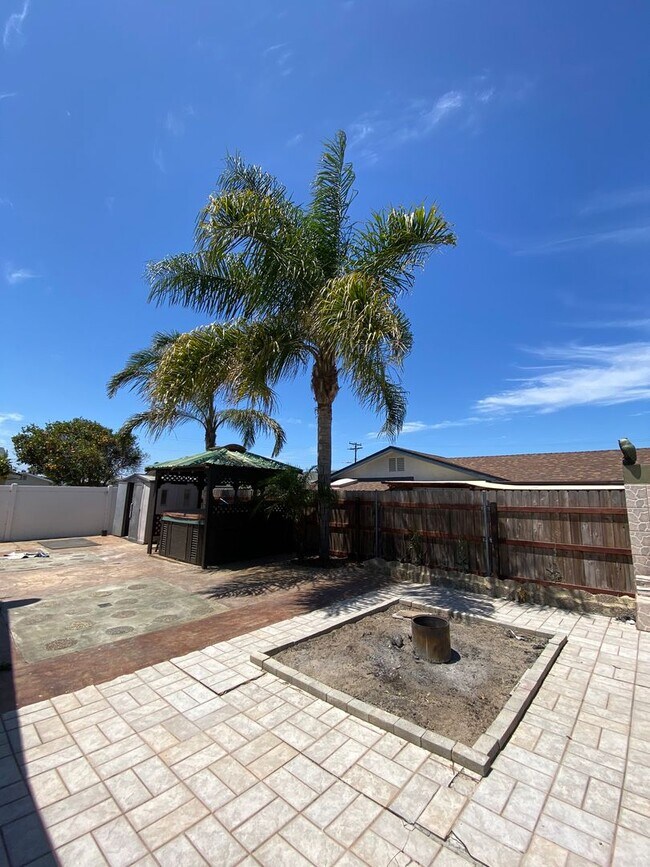 Building Photo - Cul-De-Sac Location, beautiful single leve...