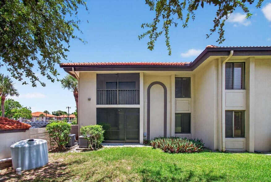 Building Photo - 400 Club Cir