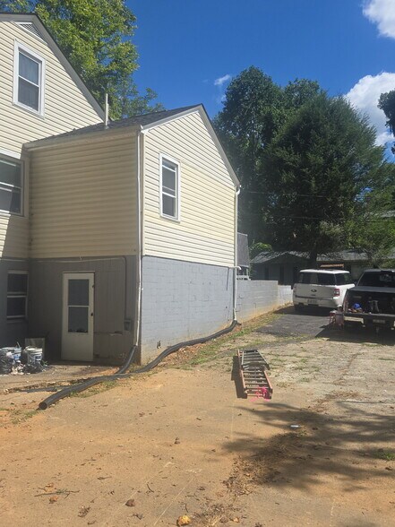 Building Photo - 1005 8th St