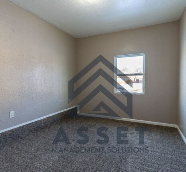 Building Photo - Spacious 5-Bedroom Home Near Tinker AFB and Local Parks