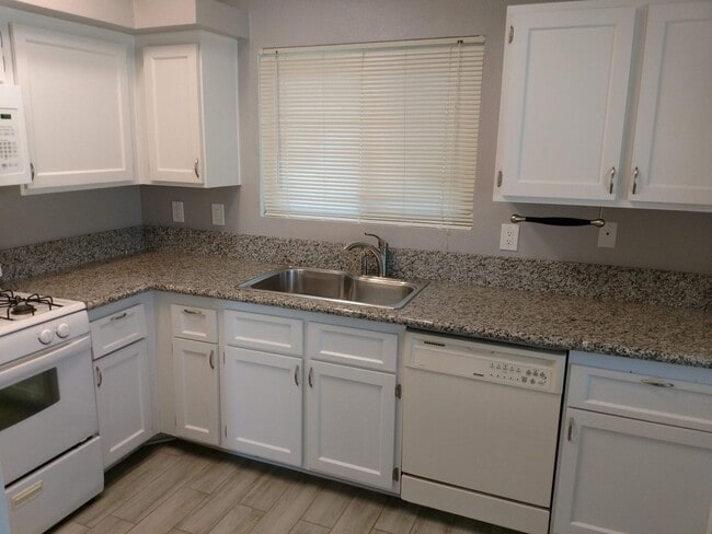 Building Photo - Henderson 4 Bedroom