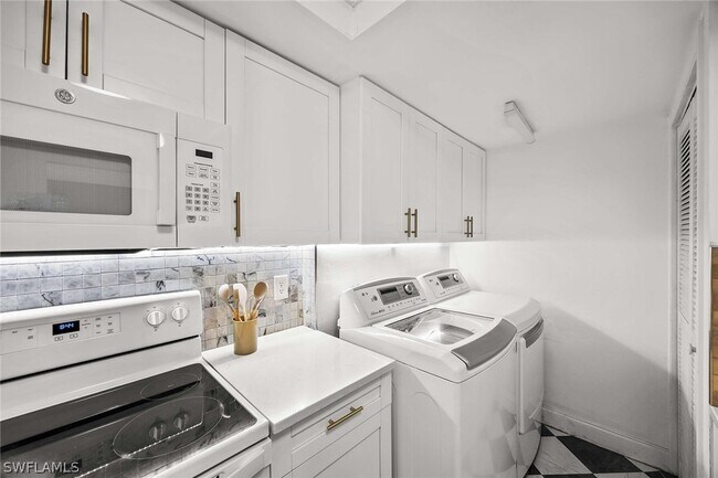 Building Photo - 3625 Boca Ciega Dr