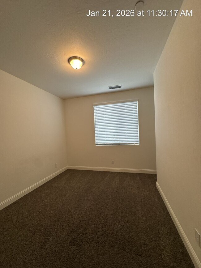 Building Photo - 4 Bedroom home located in Northside Visalia! Available Now!!