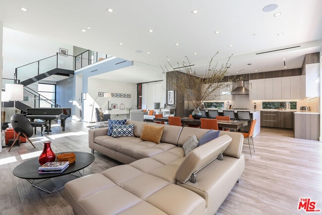 Building Photo - 912 N Crescent Heights Blvd