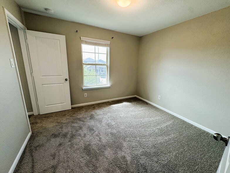 Building Photo - 615 Calm Ct