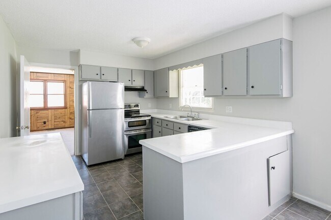 Building Photo - Adorable ranch home with huge fenced yard mid June!