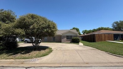 Building Photo - 3 Bedroom Duplex!