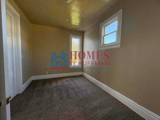 Building Photo - Three Bedroom House | Move in Ready