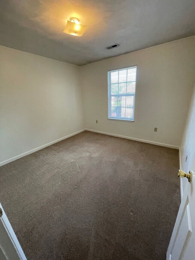 Building Photo - 4 Bedroom 2 Bath Apartment Top Floor