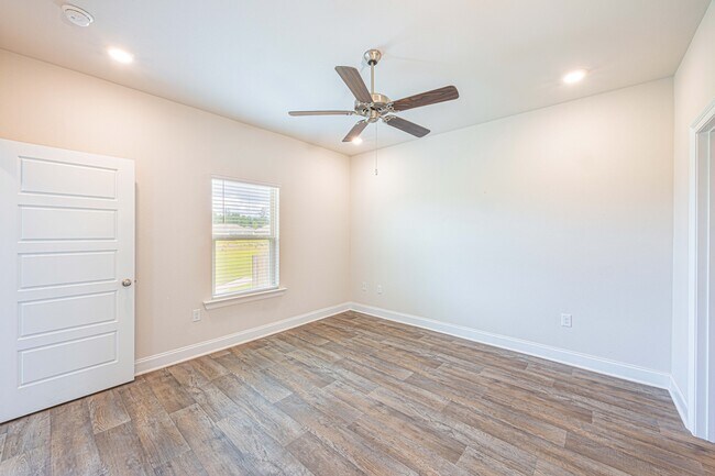 Building Photo - 32667 Revere Dr