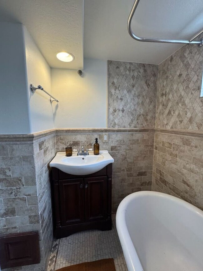 Building Photo - 3076 Melbourne St