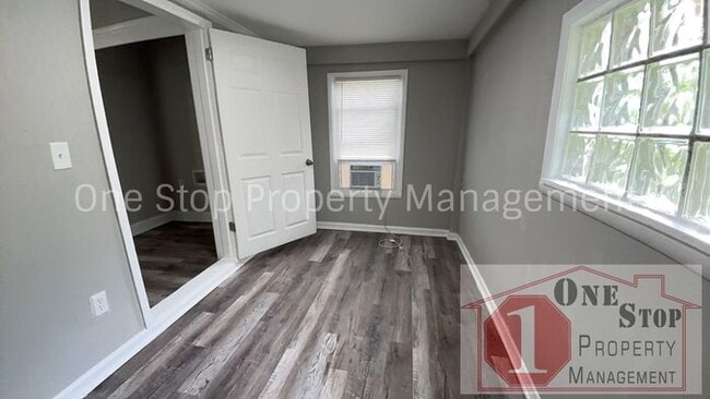 Building Photo - Beautiful 4 Bedroom 1.5 Bathroom in Kansas...