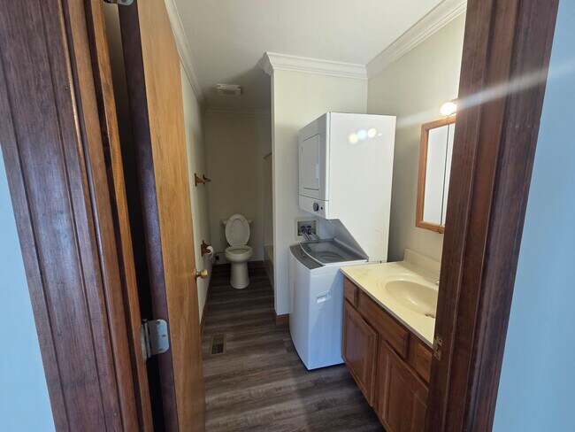 Building Photo - 2 bedroom  1 Bath Brick  condo great locat...