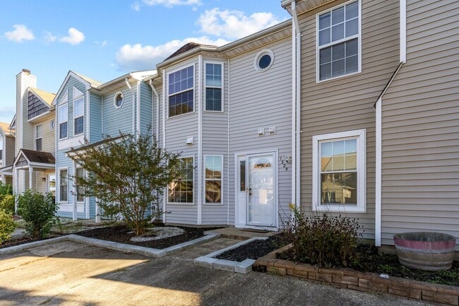 Building Photo - Charming and updated Virginia Beach townho...