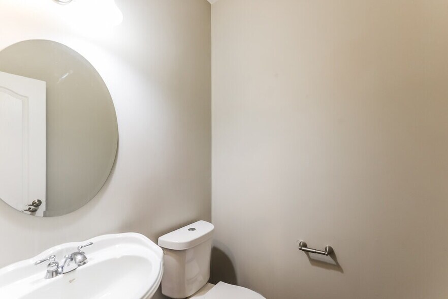 Building Photo - 9993 Village S Dr