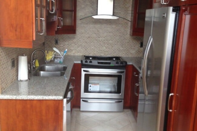 Kitchen - 1154 S Barrington Ave