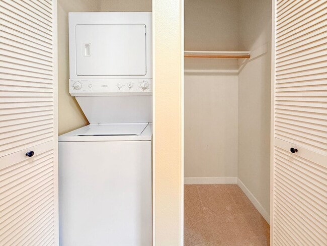 Building Photo - Spacious Studio w/ Washer/Dryer In-Unit, P...