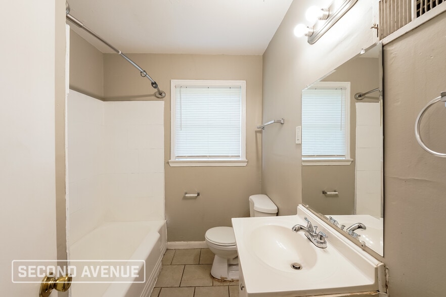 Building Photo - 844 Vanderbilt St