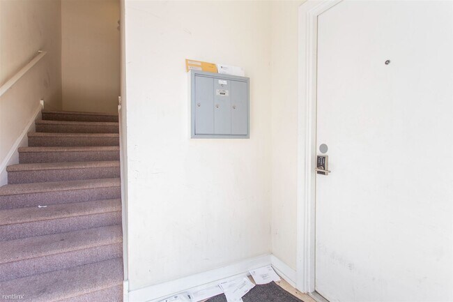 Building Photo - 2 br, 1 bath Triplex - 1405 N SYDENHAM ST ...