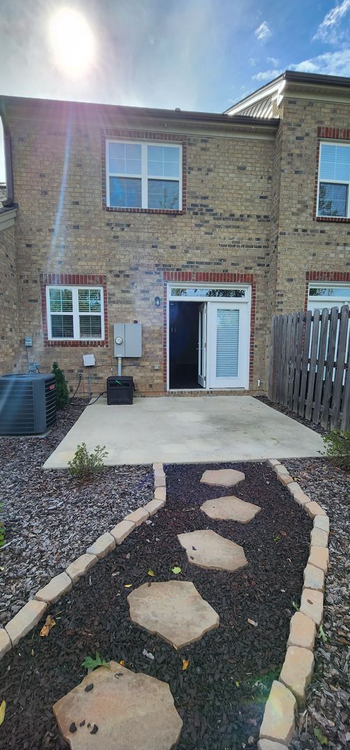 Building Photo - Townhome w/gargae convenient to shopping a...