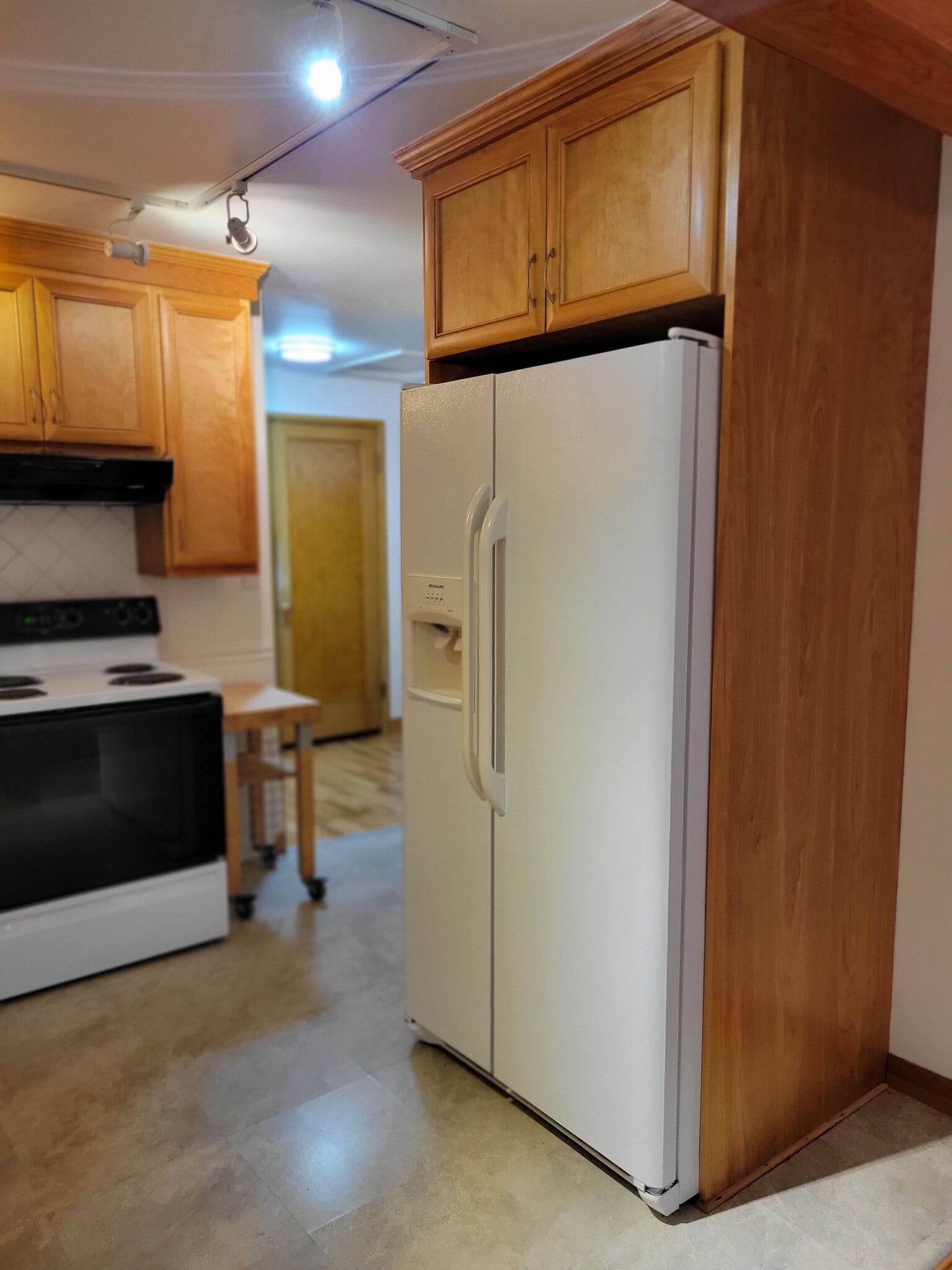 Side by side fridge with ice and water - 13344 23rd Pl NE