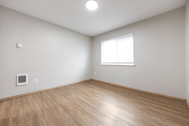 Building Photo - 5Bed/2.5 Bath home available in SE Portland