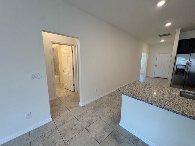 Building Photo - Modern 3 Bed 2 Bath in North Port Available Now