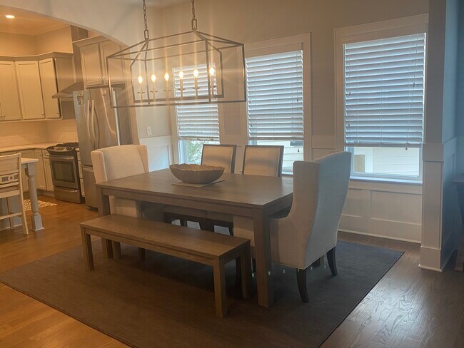 Building Photo - 2556 Vail Ave