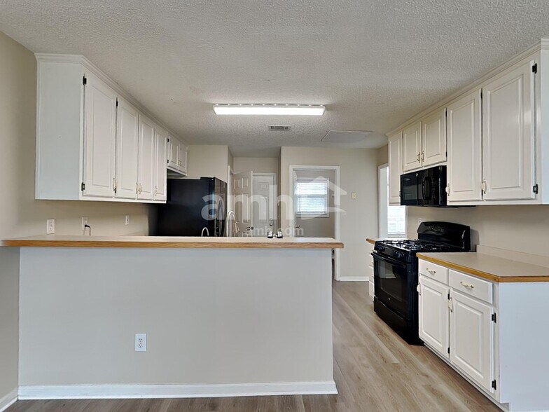 Building Photo - 811 Karie Dr