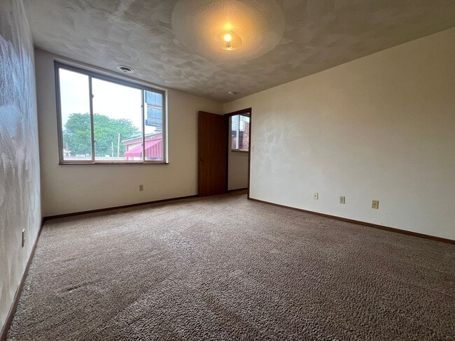 Building Photo - Large 1 Bedroom Apartment in South Oakland! Call Today to Schedule an Appointment!