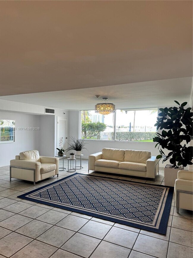 Building Photo - 2821 N Miami Beach Blvd