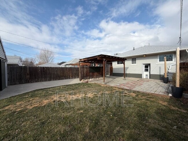 Building Photo - 648 East Pl